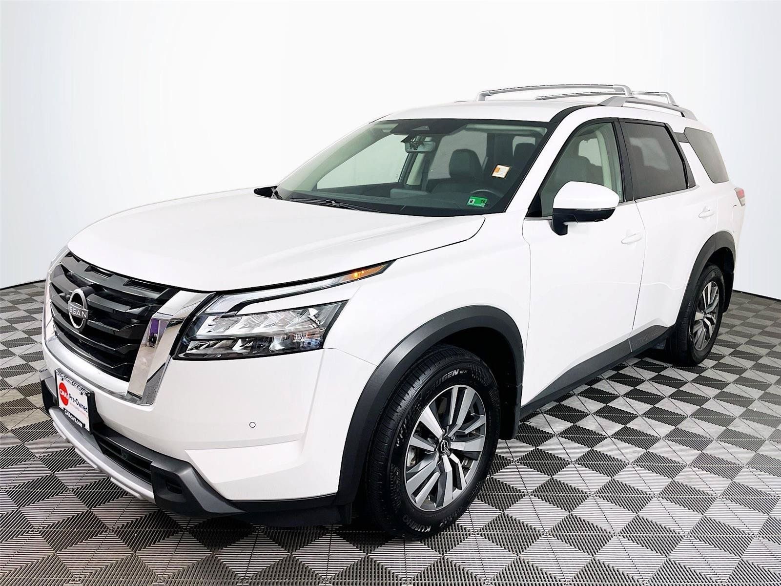 Used 2025 Nissan Pathfinder SL AWD/4WD image 3