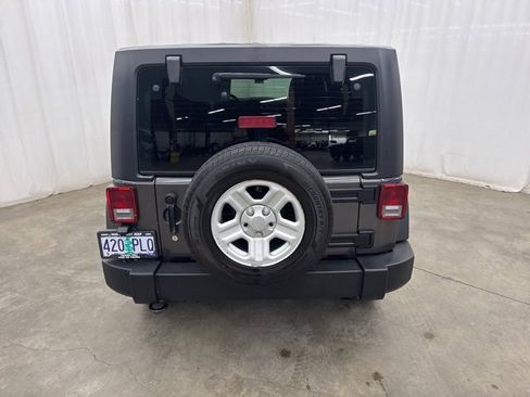 Used 2018 Jeep Wrangler Unlimited Sport w/ Connectivity Group image 19