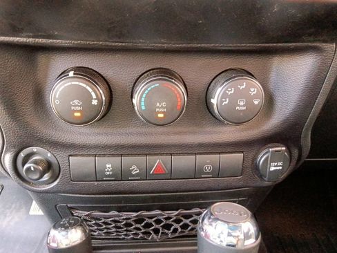 Used 2017 Jeep Wrangler Rubicon w/ Power Convenience Group AWD/4WD image 21