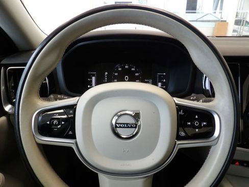 Used 2019 Volvo S60 T5 Momentum image 16