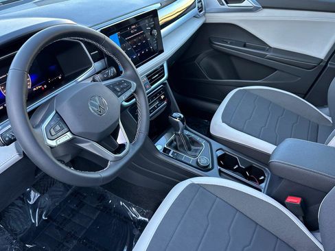 New 2026 Volkswagen Taos SE image 9