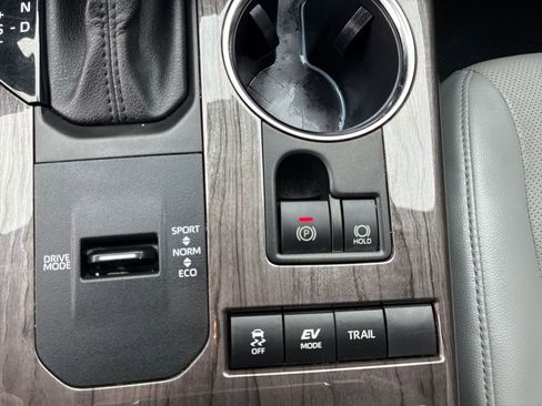 Used 2022 Toyota Highlander Platinum image 10