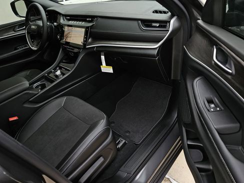 New 2026 Jeep Grand Cherokee Altitude AWD/4WD image 7