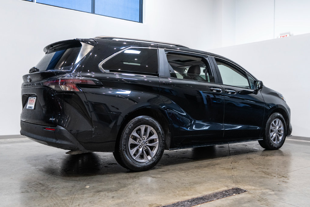 Used 2025 Toyota Sienna XLE FWD image 9