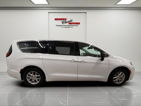Used 2024 Chrysler Pacifica Touring-L FWD image 8