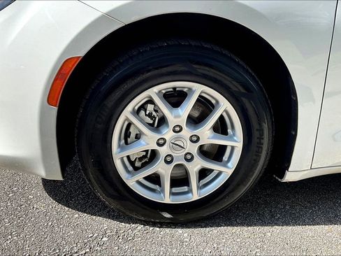 Used 2022 Chrysler Voyager LX image 12