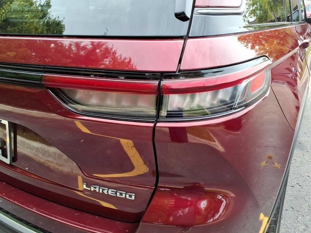 Used 2023 Jeep Grand Cherokee Laredo w/ Luxury Tech Group I AWD/4WD image 11