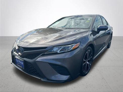 Used 2020 Toyota Camry SE w/ Carpet Mat Package FWD image 2