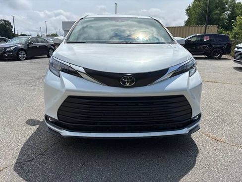 Used 2026 Toyota Sienna XLE FWD image 2