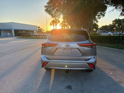 Used 2021 Toyota Highlander Platinum FWD image 4