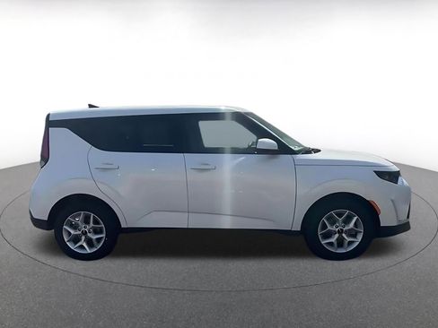 Used 2025 Kia Soul LX w/ LX Technology Package FWD image 9