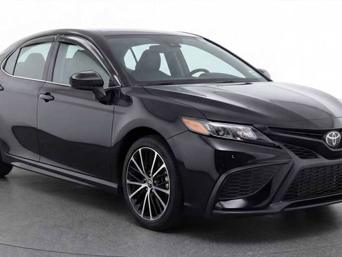 Used 2021 Toyota Camry SE image 3