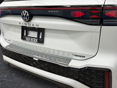 Used 2026 Volkswagen Tiguan SEL R-Line AWD/4WD image 38