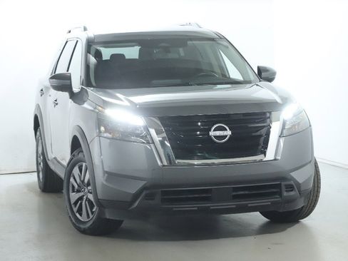 Used 2025 Nissan Pathfinder SV image 2