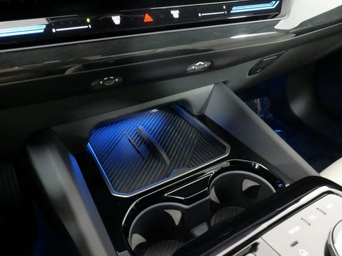 Used 2025 BMW 530i xDrive w/ Premium Package image 57