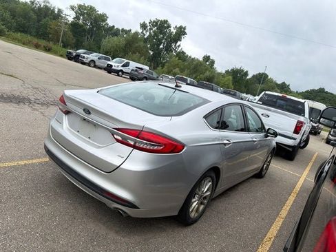 Used 2017 Ford Fusion SE FWD image 4