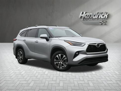 Used 2023 Toyota Highlander XLE image 2