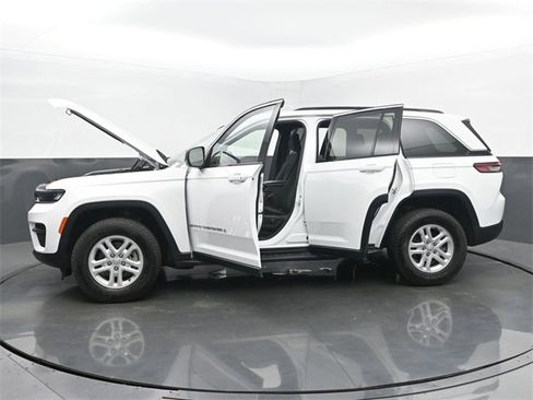 Used 2024 Jeep Grand Cherokee Laredo image 55