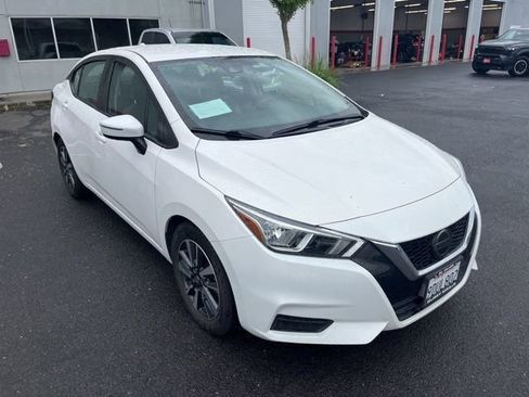 Used 2021 Nissan Versa SV image 3