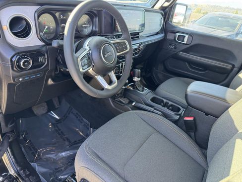 Certified 2025 Jeep Wrangler Sahara AWD/4WD image 13
