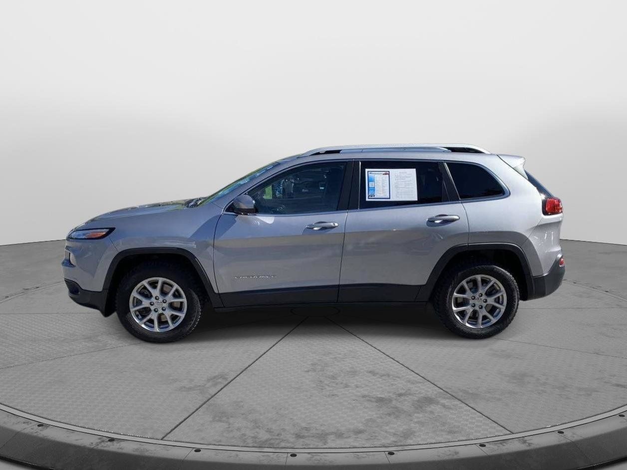 Used 2017 Jeep Cherokee Latitude w/ Cold Weather Group AWD/4WD image 6