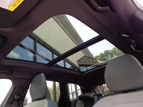 Used 2022 Volvo XC60 B6 R-Design image 18