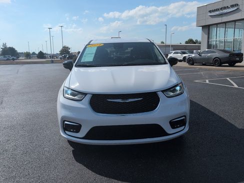 Used 2024 Chrysler Pacifica Touring-L FWD image 2