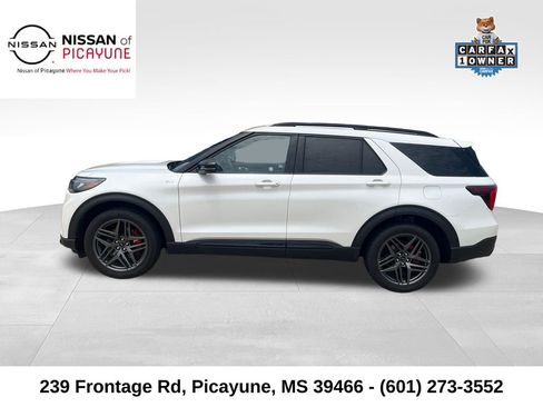 Used 2025 Ford Explorer ST-Line w/ ST-Line Street Pack AWD/4WD image 2