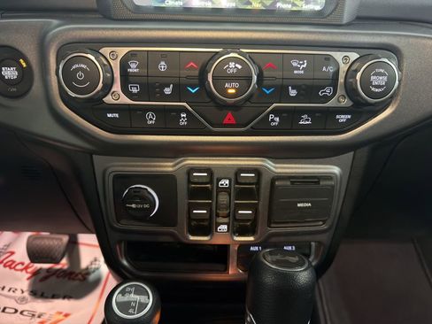 Used 2023 Jeep Wrangler Unlimited Sahara w/ LED Lighting Group AWD/4WD image 33
