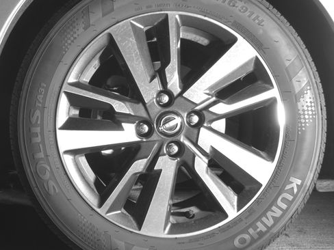 Used 2025 Nissan Versa SV image 12