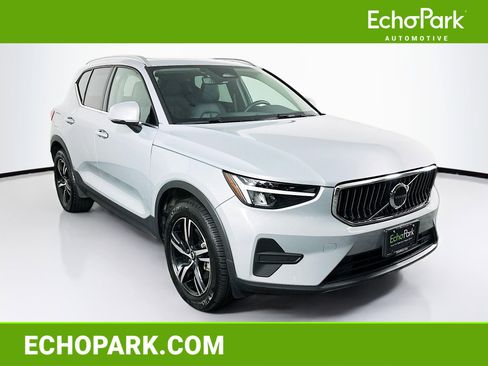 Used 2025 Volvo XC40 B5 Core image 1