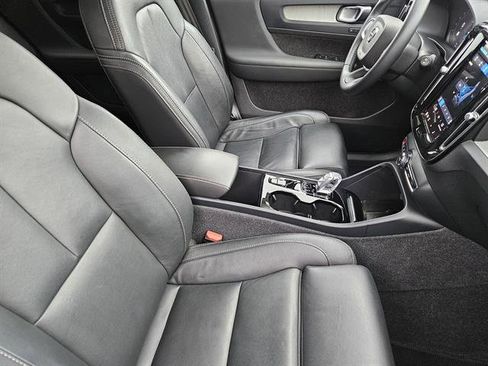 Used 2024 Volvo XC40 B5 Plus w/ Climate Package image 11