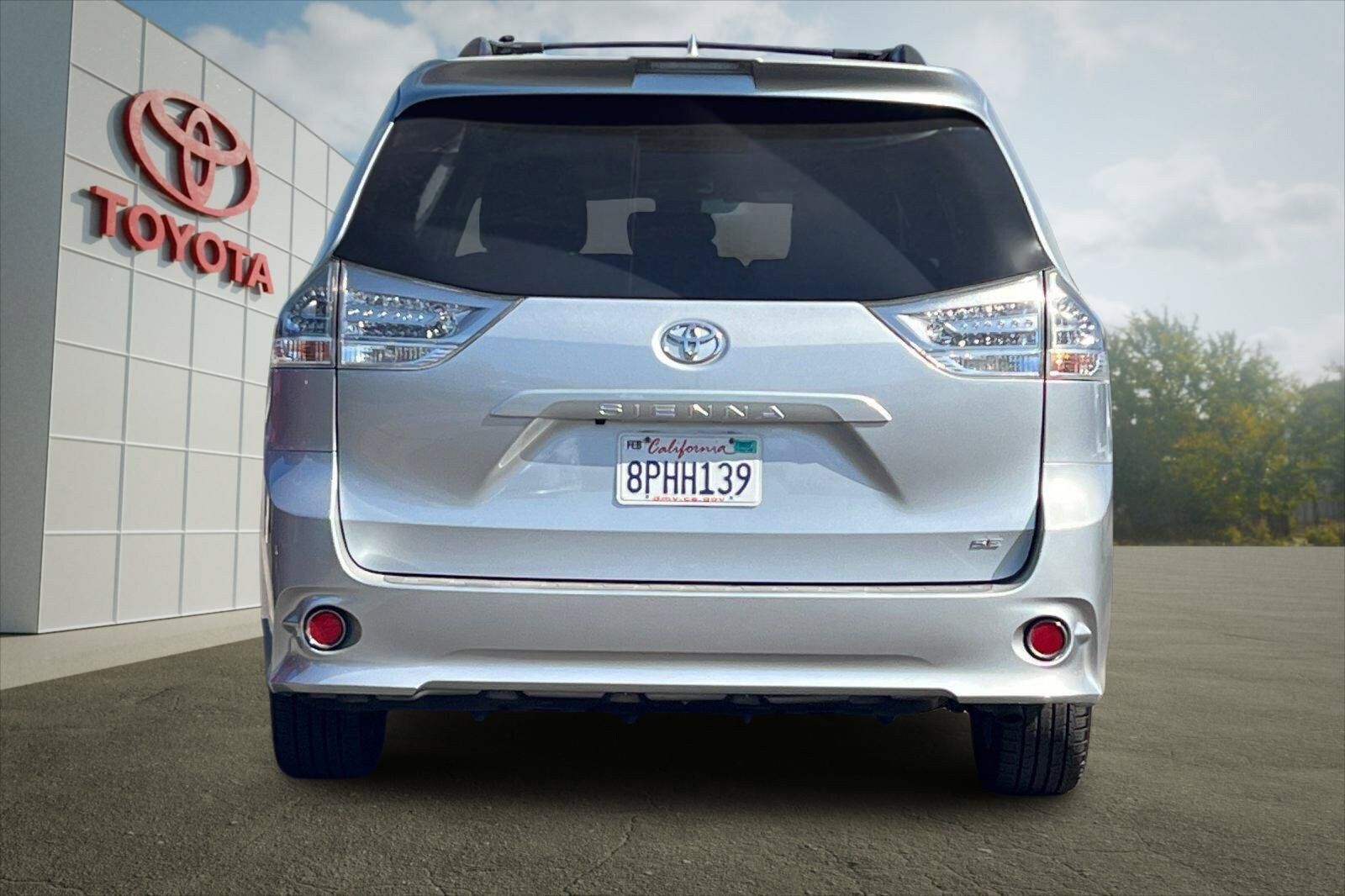 Used 2020 Toyota Sienna SE w/ Carpet Mat Package FWD image 4