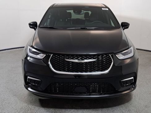 New 2026 Chrysler Pacifica Limited image 2