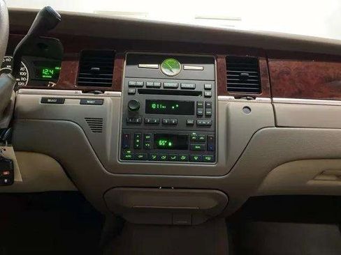 Used 2005 Lincoln Town Car Signature image 12