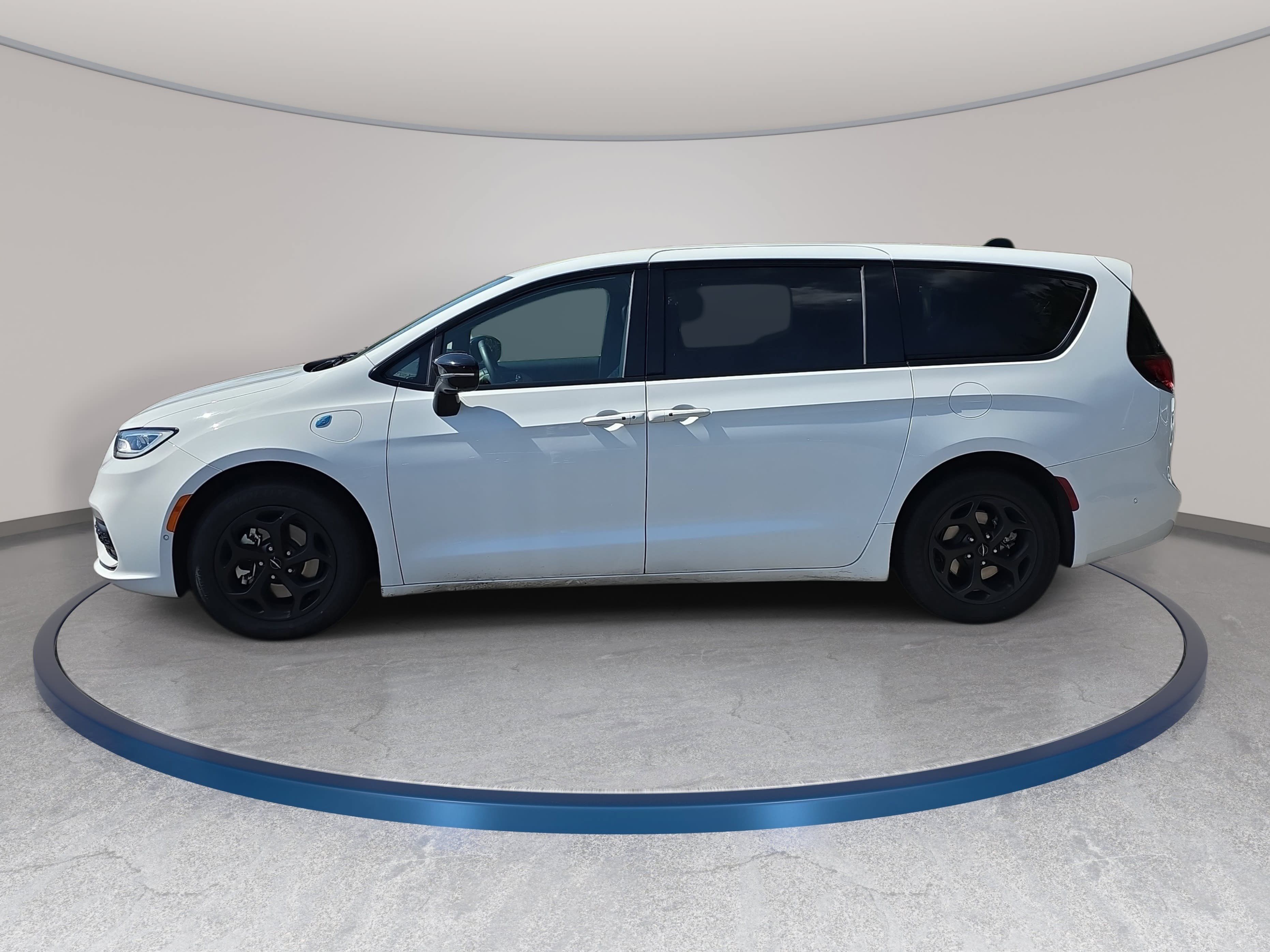 Used 2024 Chrysler Pacifica Limited FWD image 3
