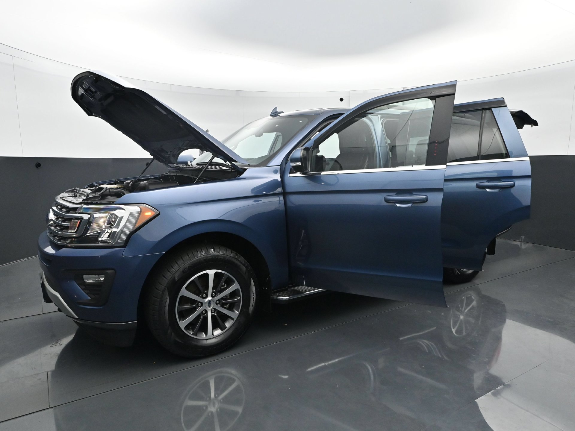 Used 2019 Ford Expedition XLT w/ Equipment Group 202A AWD/4WD image 32