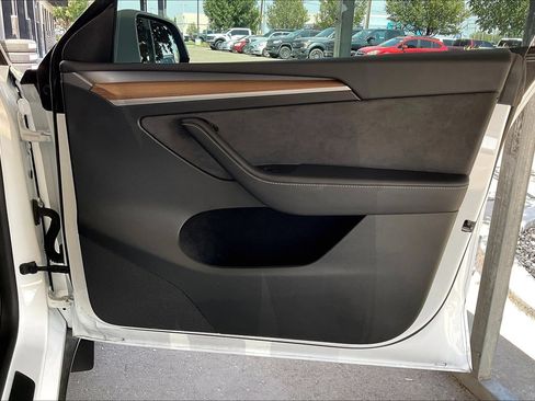 Used 2025 Tesla Model Y Long Range AWD/4WD image 23