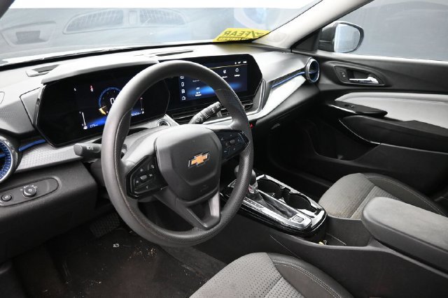 Used 2025 Chevrolet Trax LT FWD image 19