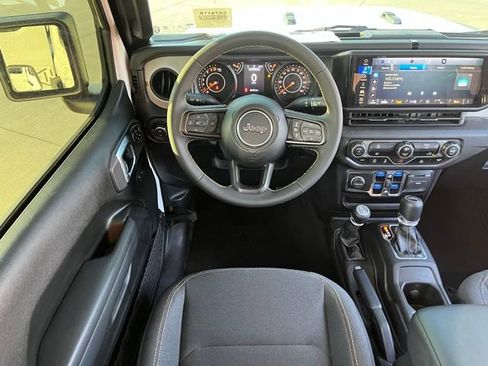 Used 2024 Jeep Gladiator Sport AWD/4WD image 9