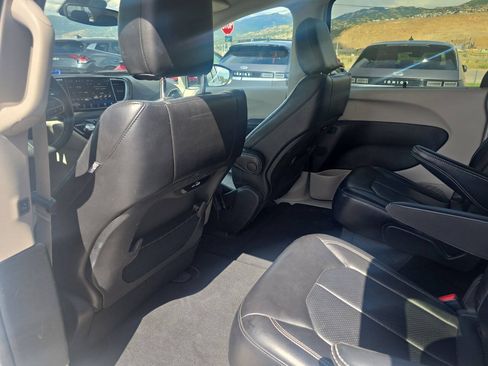 Used 2023 Chrysler Pacifica Touring-L FWD image 19