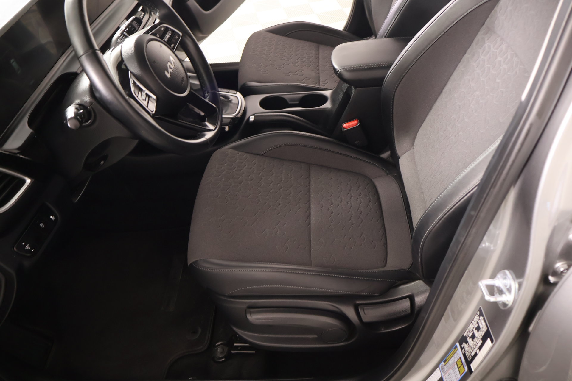Used 2025 Kia Seltos S FWD image 11