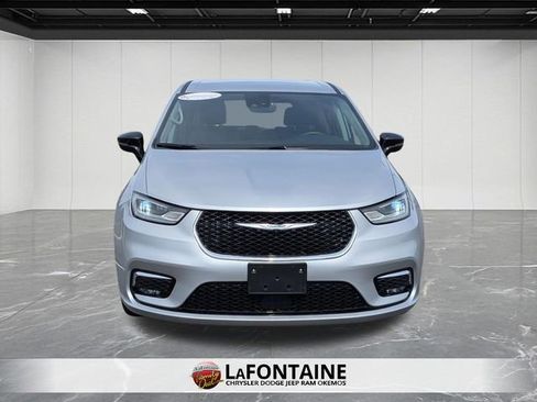 Used 2024 Chrysler Pacifica Touring-L FWD image 8