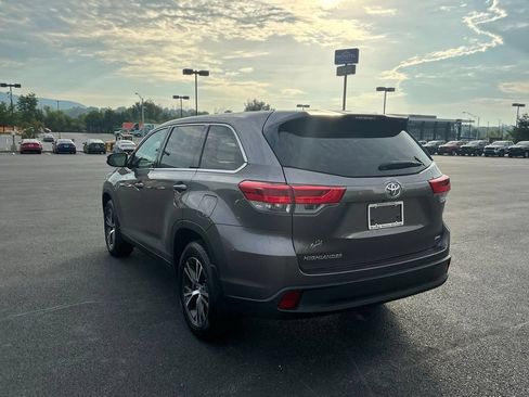 Used 2019 Toyota Highlander LE AWD/4WD image 12