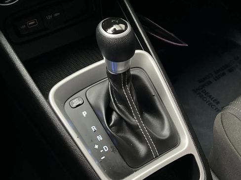 Certified 2022 Hyundai Venue SE image 22