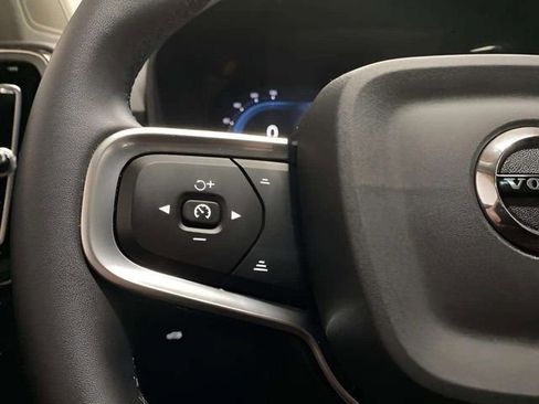 Used 2025 Volvo XC40 B5 Plus image 31