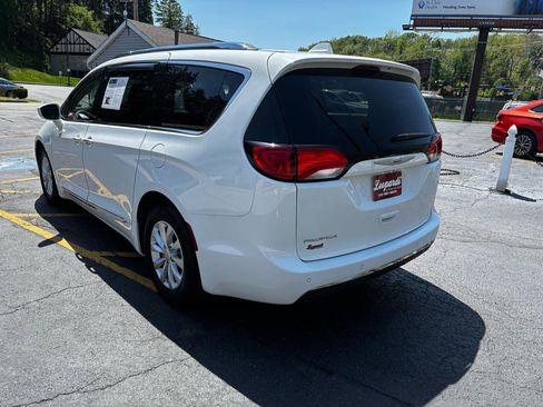 Used 2018 Chrysler Pacifica Touring-L FWD image 5