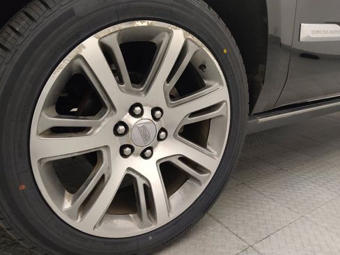 Used 2016 Cadillac Escalade Premium RWD image 31