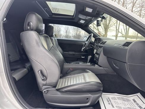 Used 2010 Dodge Challenger SE image 19