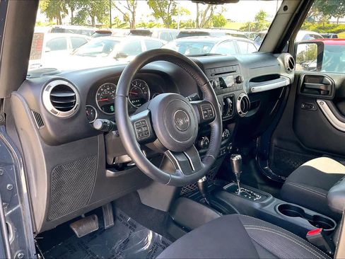 Used 2017 Jeep Wrangler Unlimited Sahara w/ Connectivity Group AWD/4WD image 14
